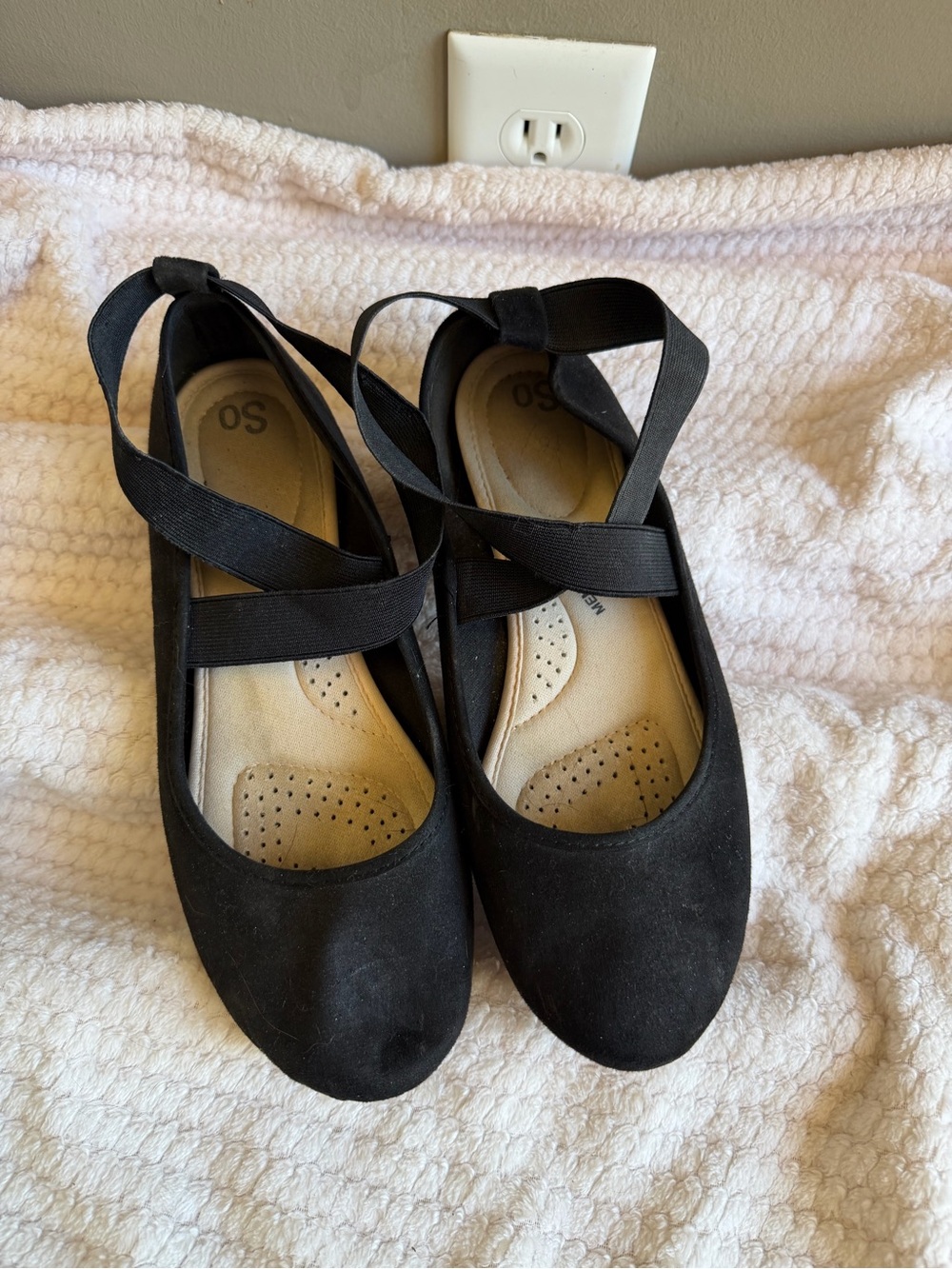 SO Women’s Black Ballet Flats with Cross-Strap
